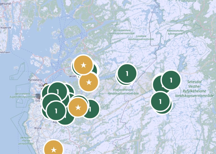 Utsnitt av kartet i appen med klynger av besøkte topper i grønt og ønskelistetopper som gule stjerner